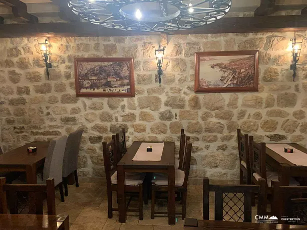 Risan ana meydanında restoran — 90 m² üzeri